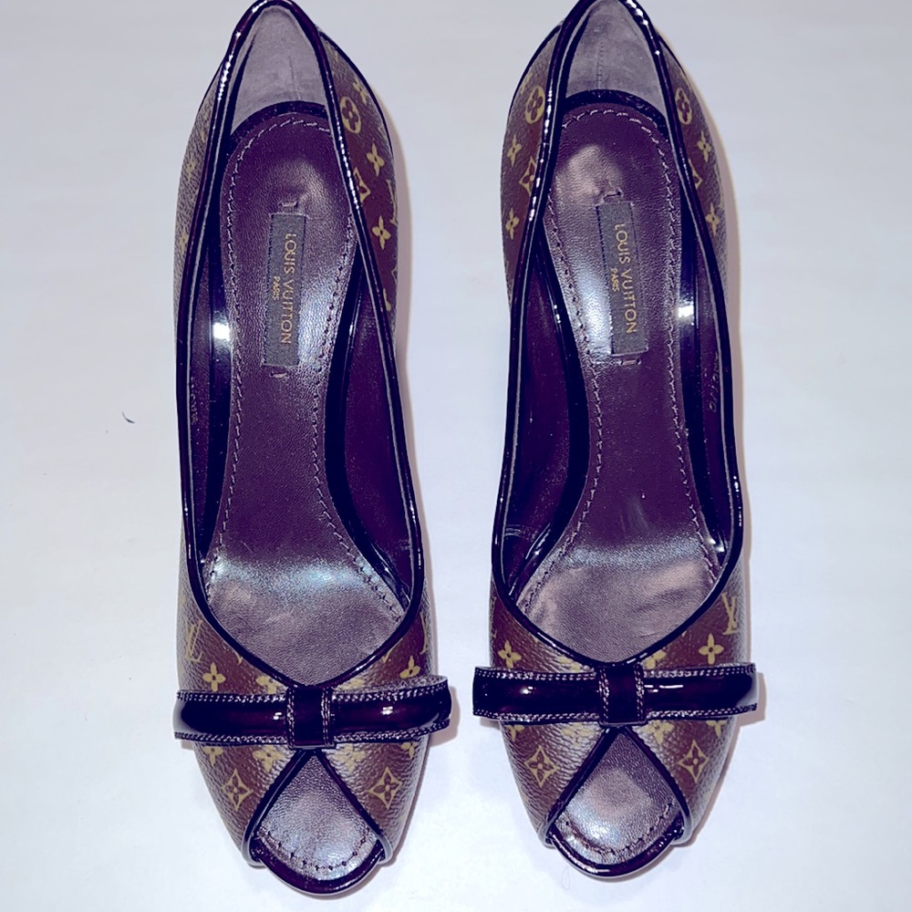 VINTAGE Louis Vuitton peep toe heels 36